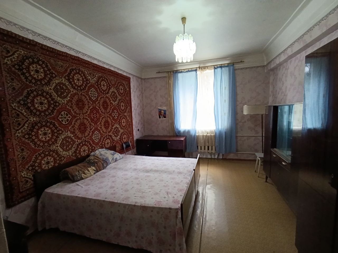 Продам 3-х комнатную квартиру в самом центре Луганска! Квартира расположена напротив Храма Иконы Божьей Матери на 2 этаже 4-х этажного дома. Сталинка,...