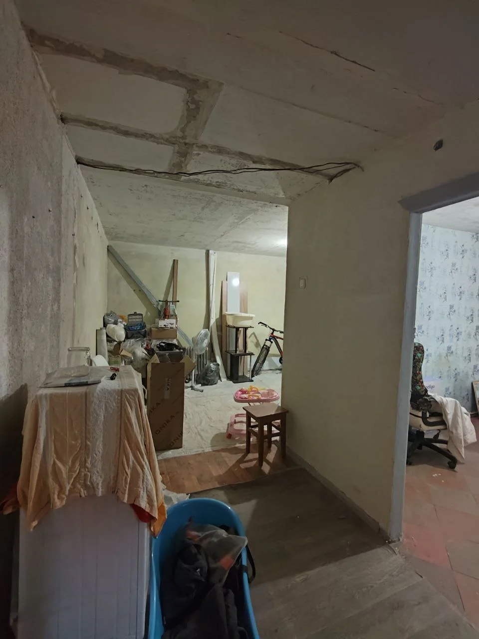 2-х комнатная квартира кв. Гагарина Цена: 3 900 000 руб. Город: Луганск кв. Гагарина, дом 10 2/5 эт. кирпичного дома, общ. пл. 40,3 кв.м, кухня 6 кв.м, окна м/п, санузел совмещён. Квартира под ремонт. Хорошее месторасположение. . Агент: Елена: +7(959)191-78-25...
